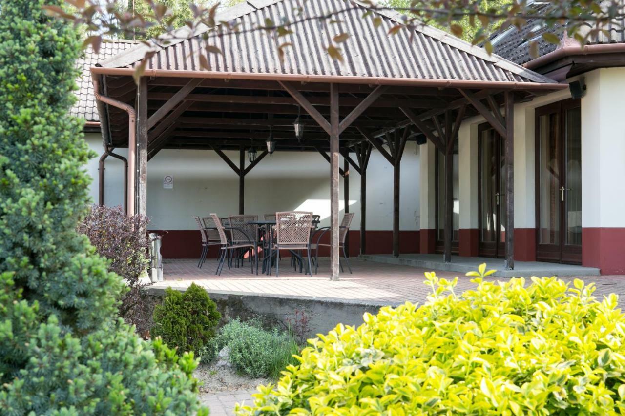 Hotel Fortuna Davod Bagian luar foto