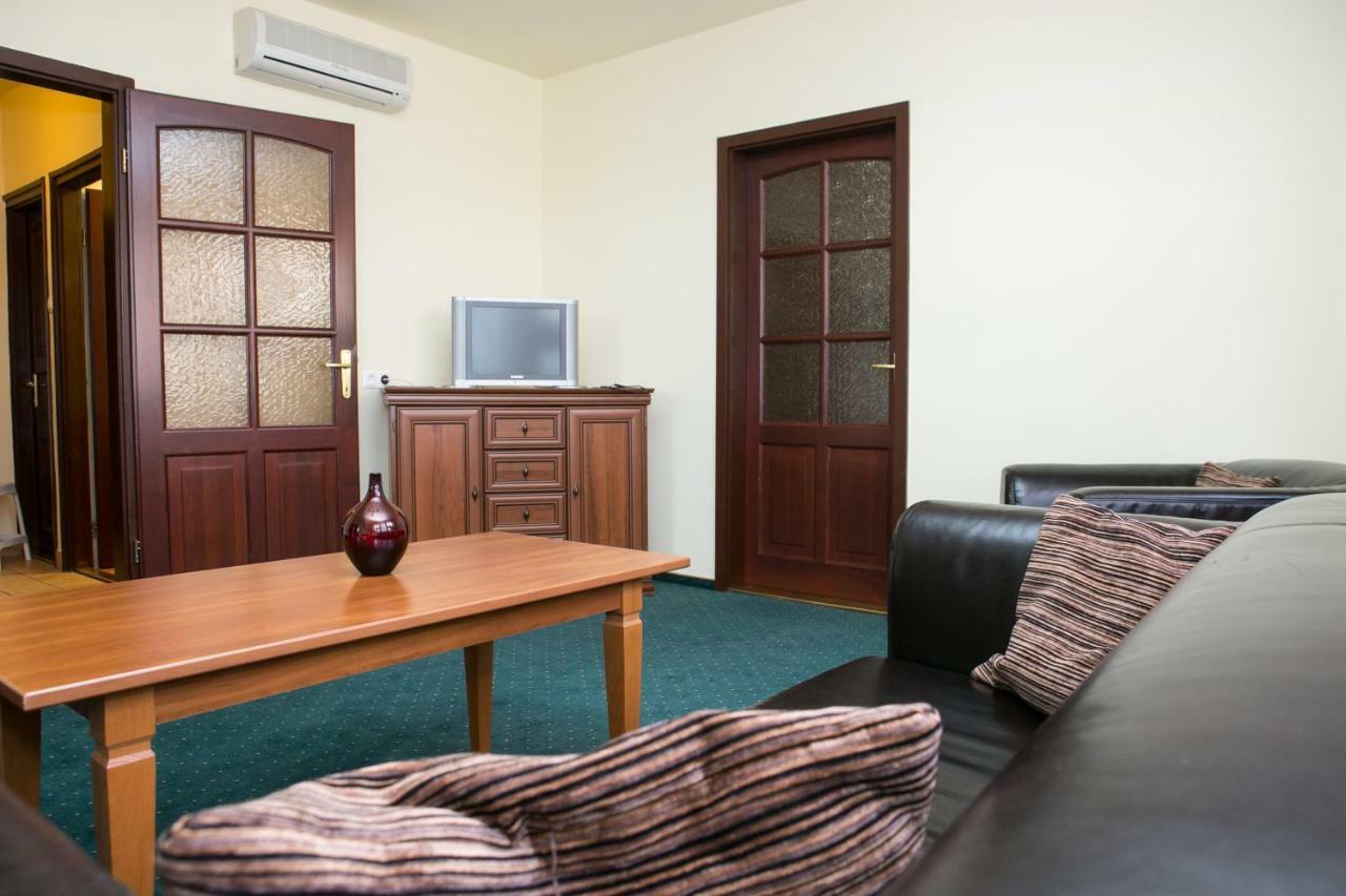 Hotel Fortuna Davod Bagian luar foto