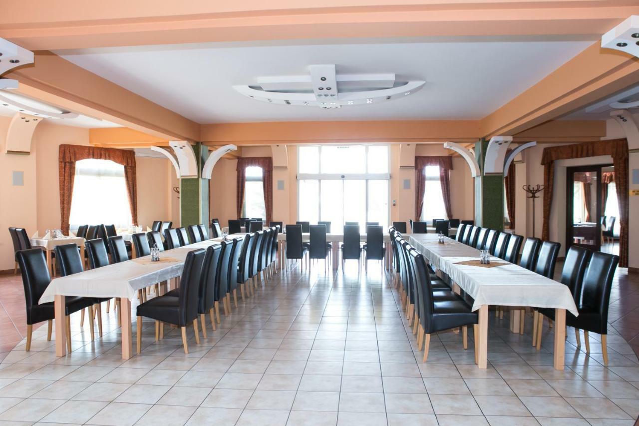 Hotel Fortuna Davod Bagian luar foto