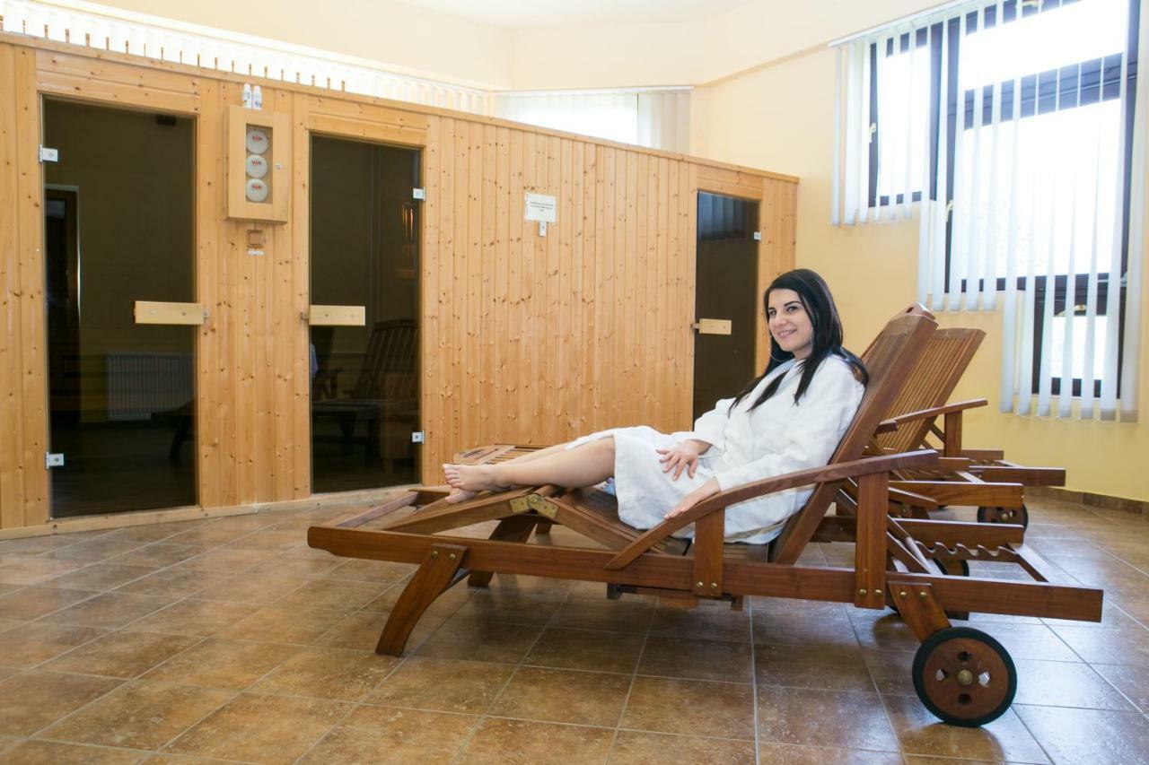 Hotel Fortuna Davod Bagian luar foto