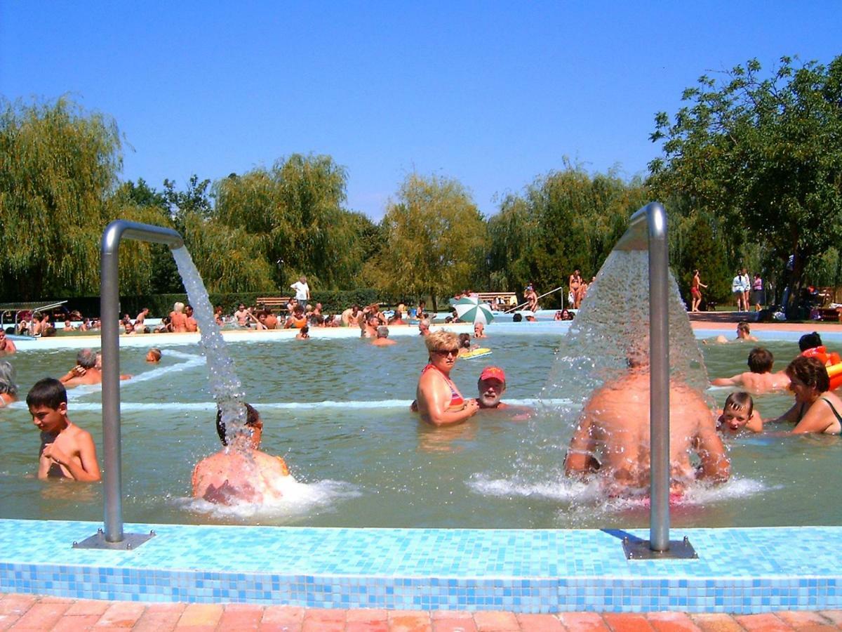 Hotel Fortuna Davod Bagian luar foto