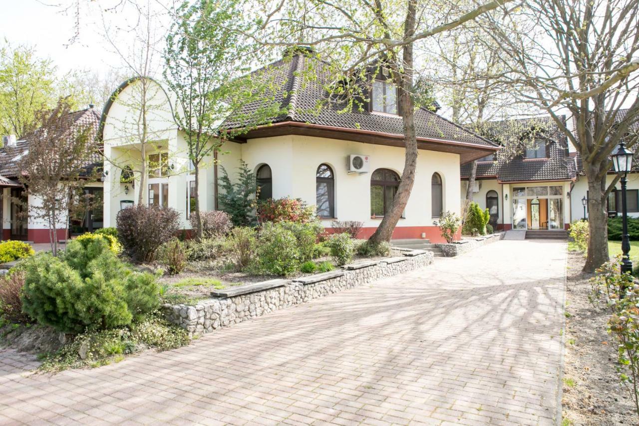 Hotel Fortuna Davod Bagian luar foto