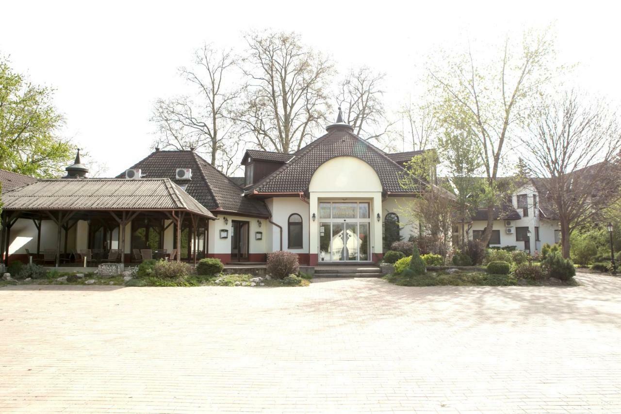 Hotel Fortuna Davod Bagian luar foto