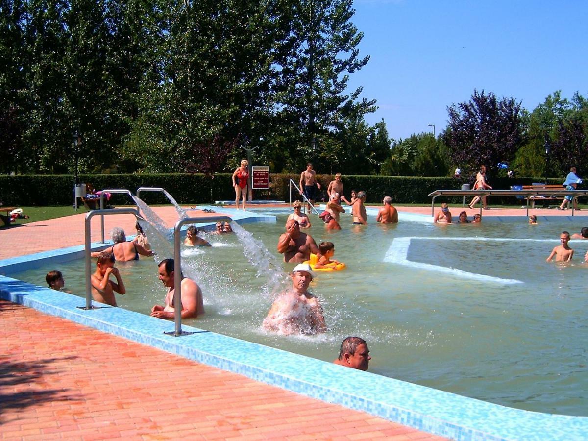 Hotel Fortuna Davod Bagian luar foto
