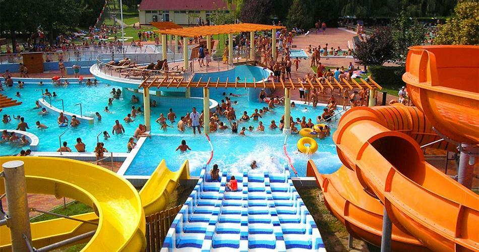 Hotel Fortuna Davod Bagian luar foto