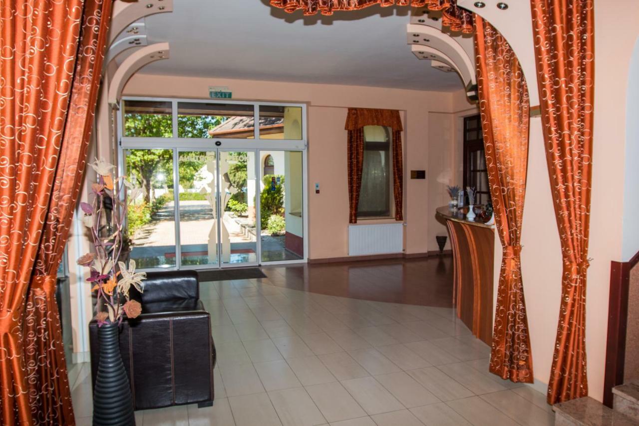 Hotel Fortuna Davod Bagian luar foto